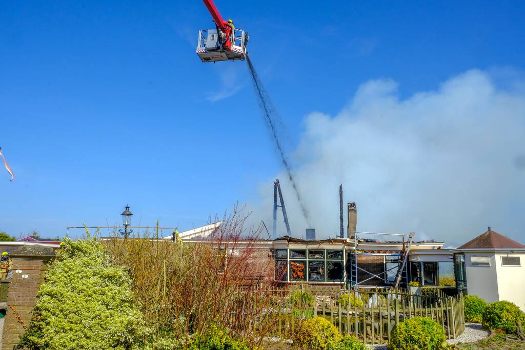 Grote brand legt woonboerderij in as