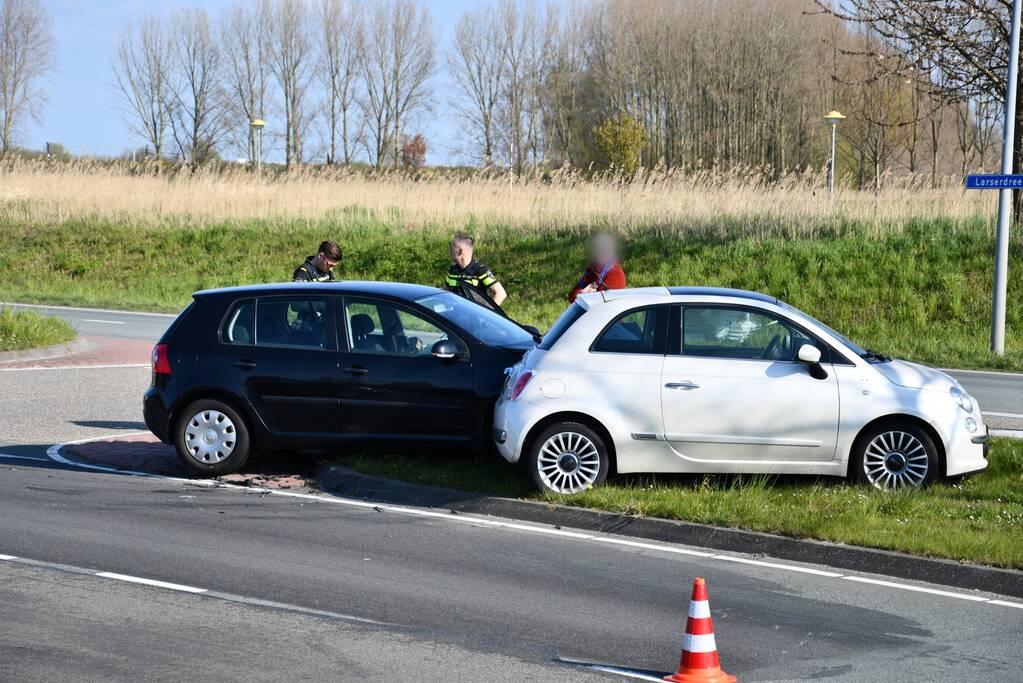 Politie zet weg af na botsing tussen twee personenauto's