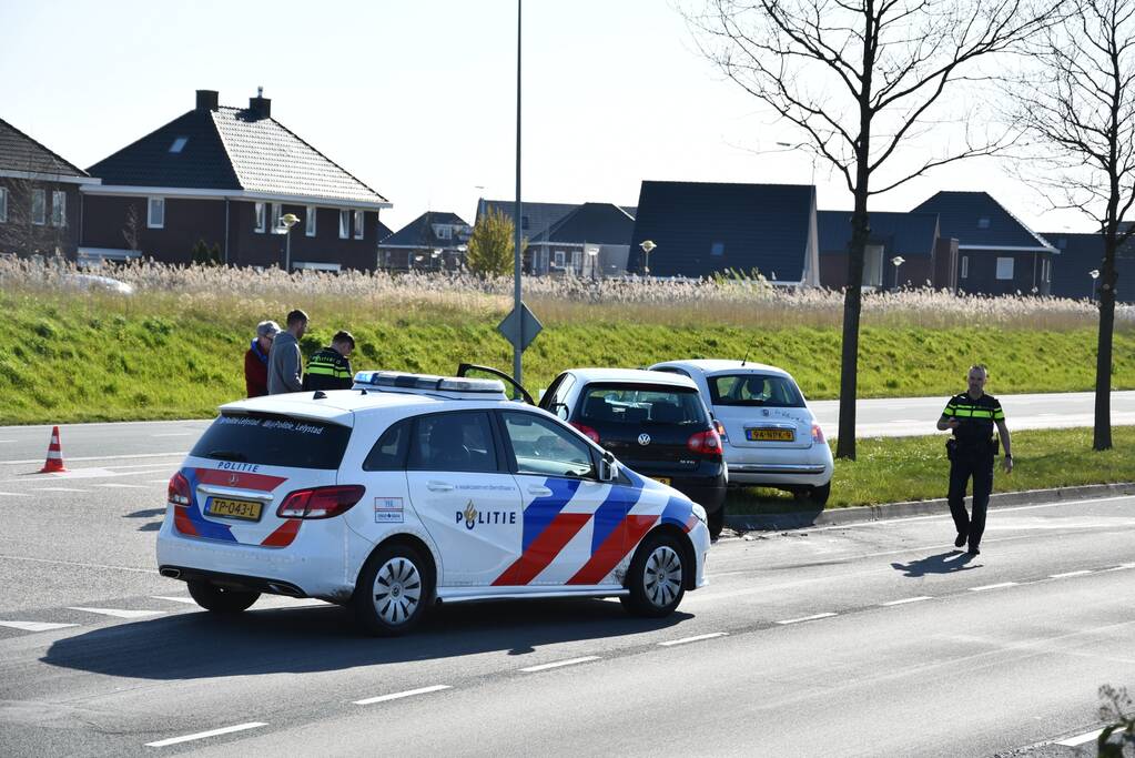 Politie zet weg af na botsing tussen twee personenauto's