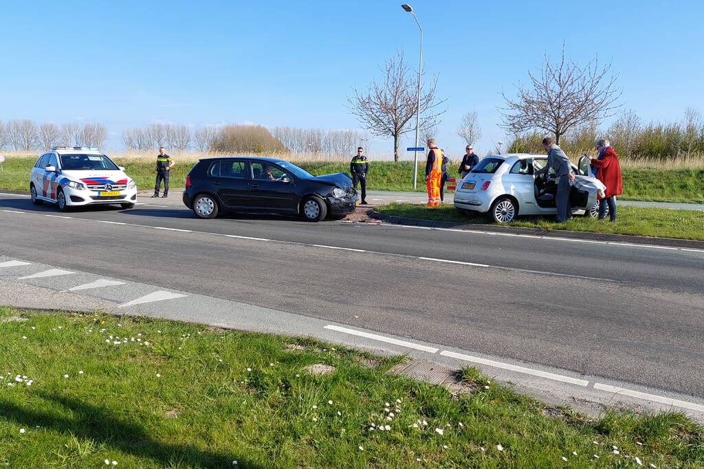 Politie zet weg af na botsing tussen twee personenauto's