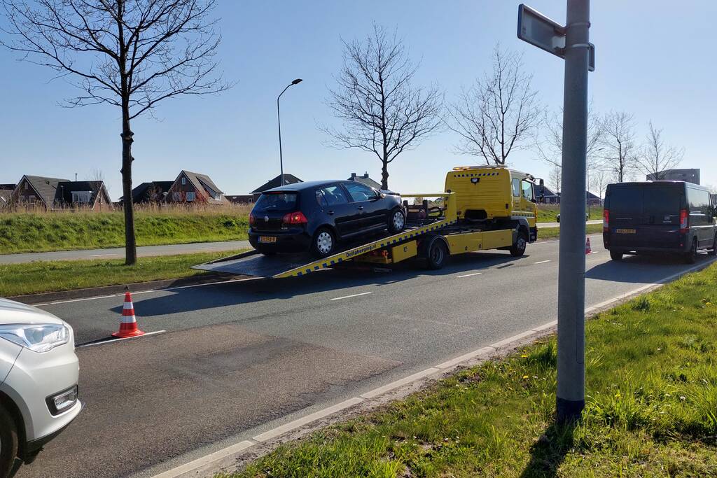 Politie zet weg af na botsing tussen twee personenauto's