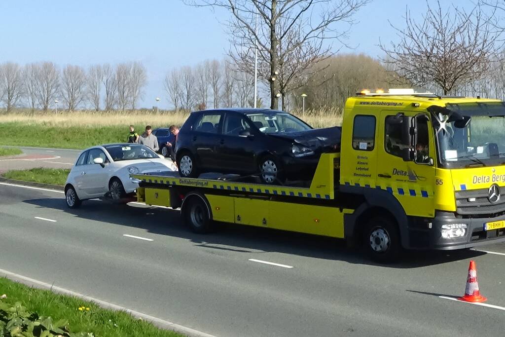 Politie zet weg af na botsing tussen twee personenauto's