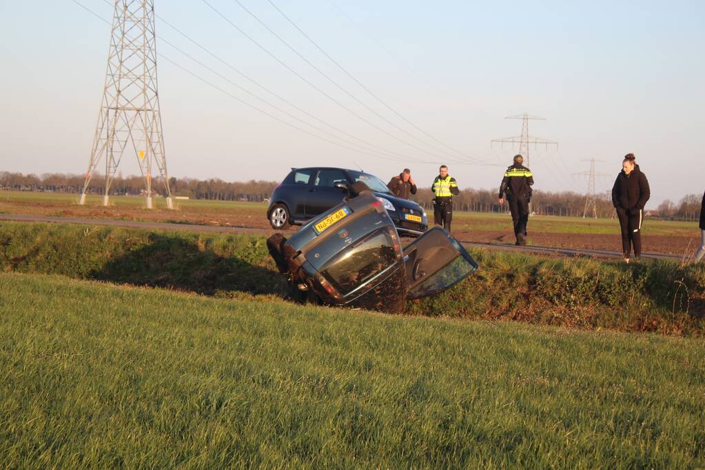 Auto belandt op zijn kop in sloot