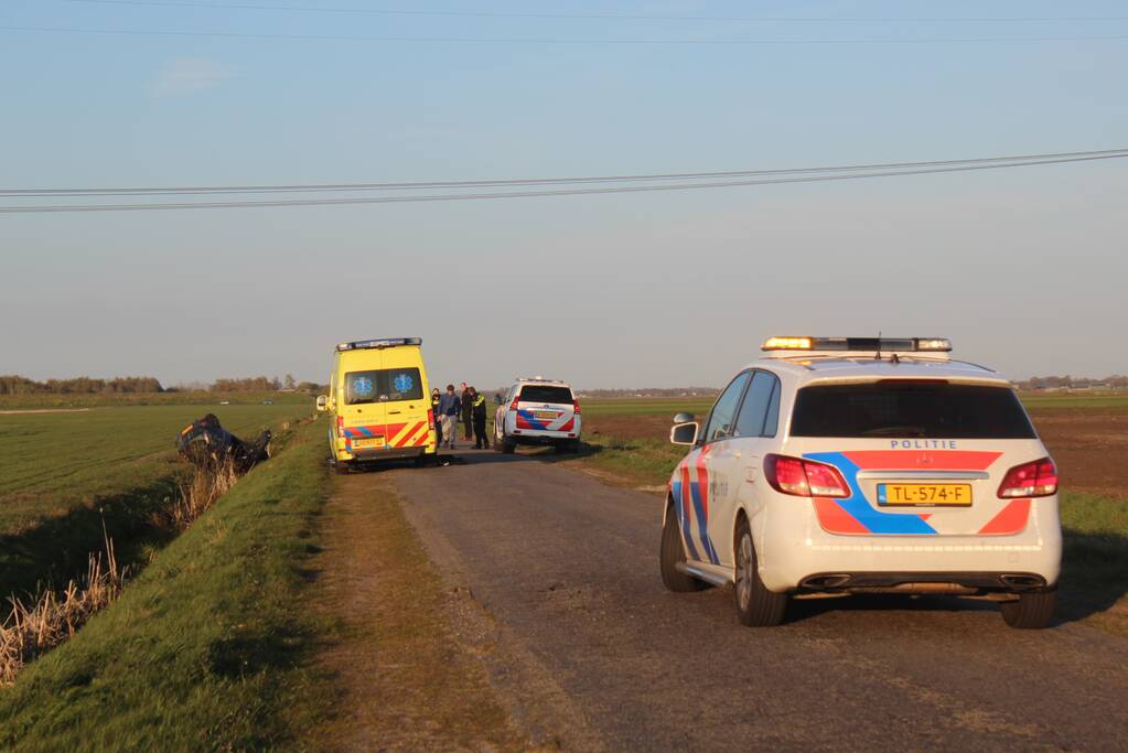 Auto belandt op zijn kop in sloot