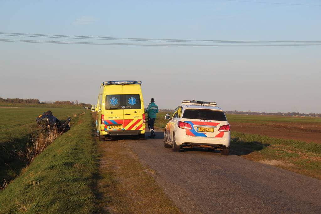 Auto belandt op zijn kop in sloot