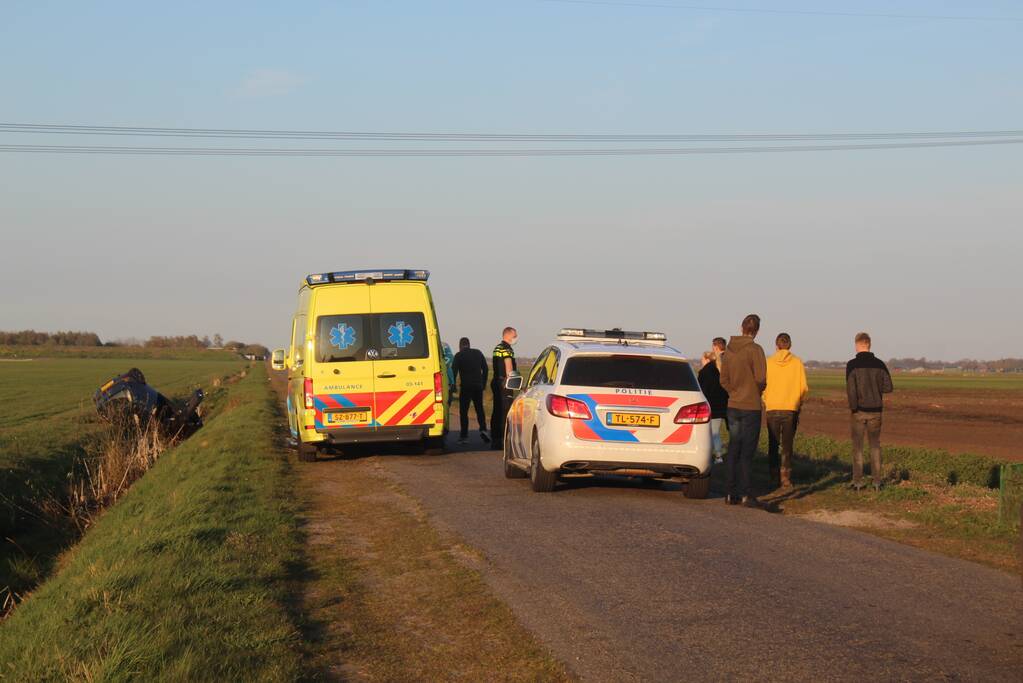 Auto belandt op zijn kop in sloot