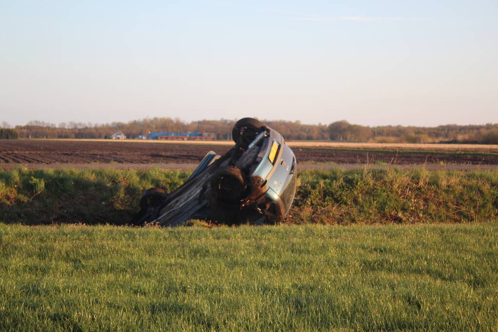 Auto belandt op zijn kop in sloot
