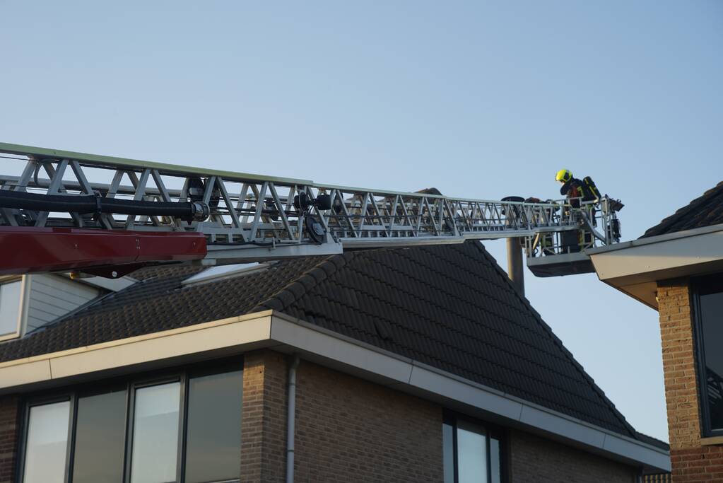 Brand in schoorsteen van woning