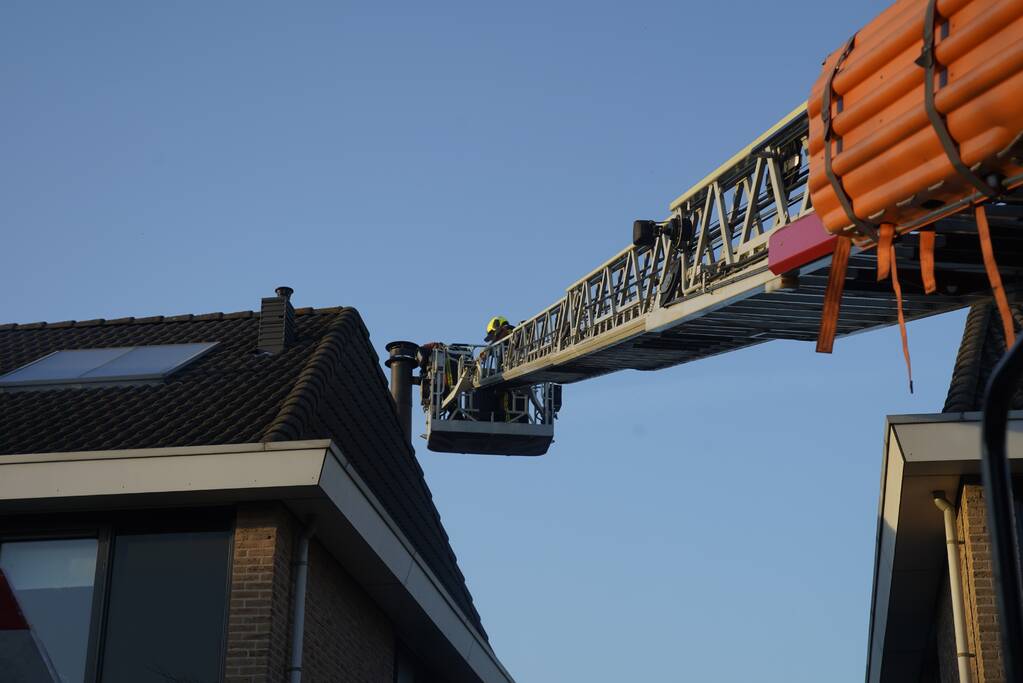 Brand in schoorsteen van woning