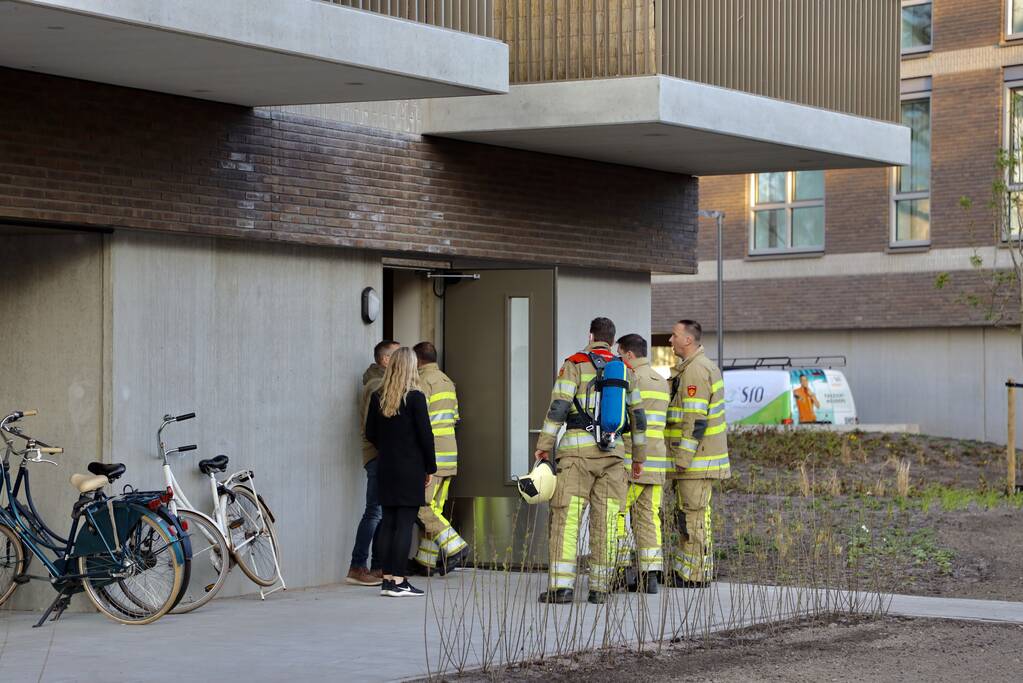 Brandweer doet onderzoek naar vreemde lucht in appartementencomplex