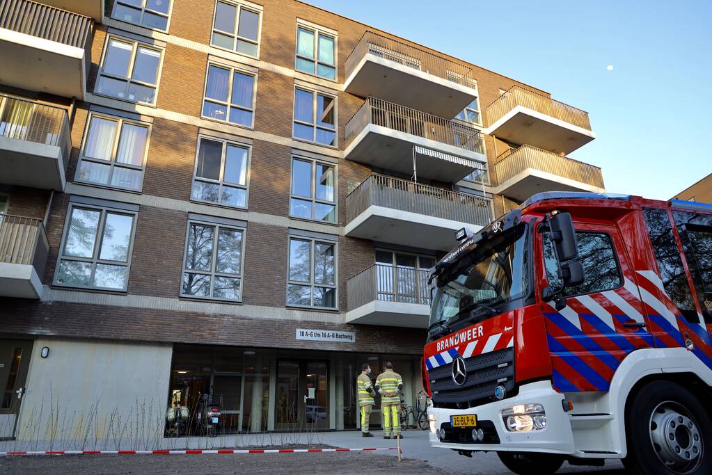 Brandweer doet onderzoek naar vreemde lucht in appartementencomplex