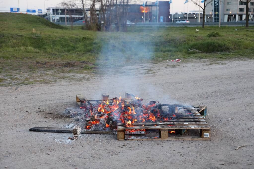 Brandweer blust brandende pallets