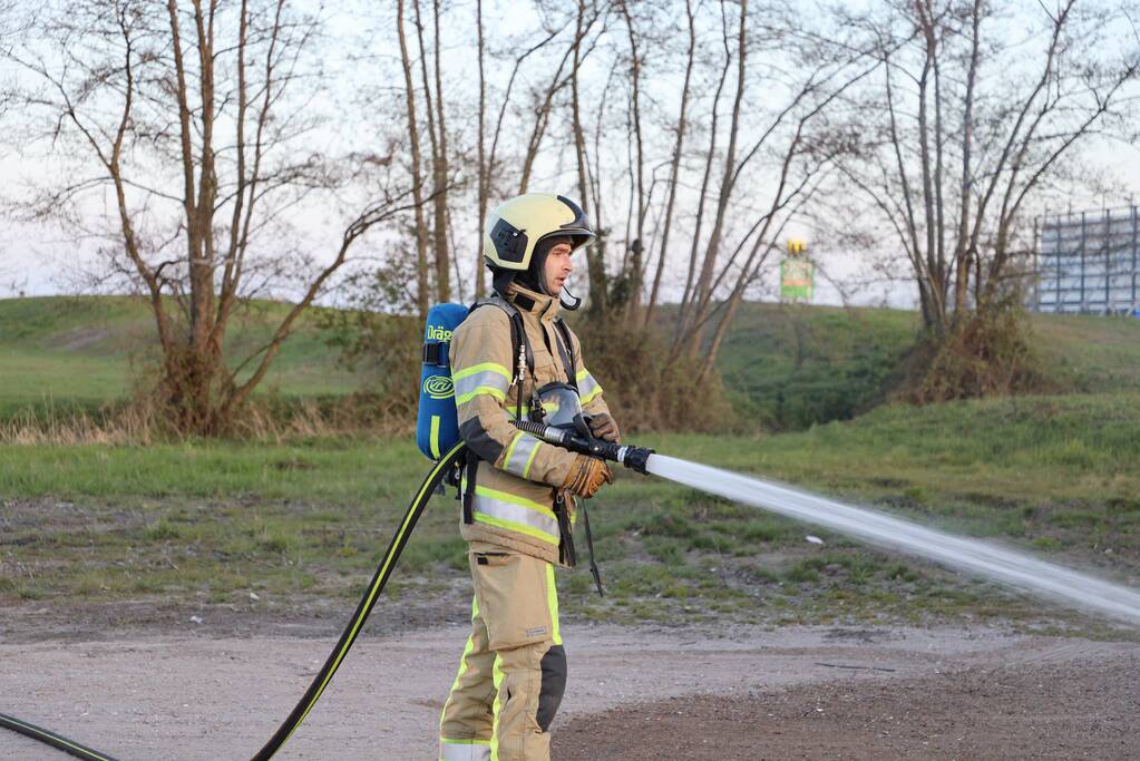 Brandweer blust brandende pallets
