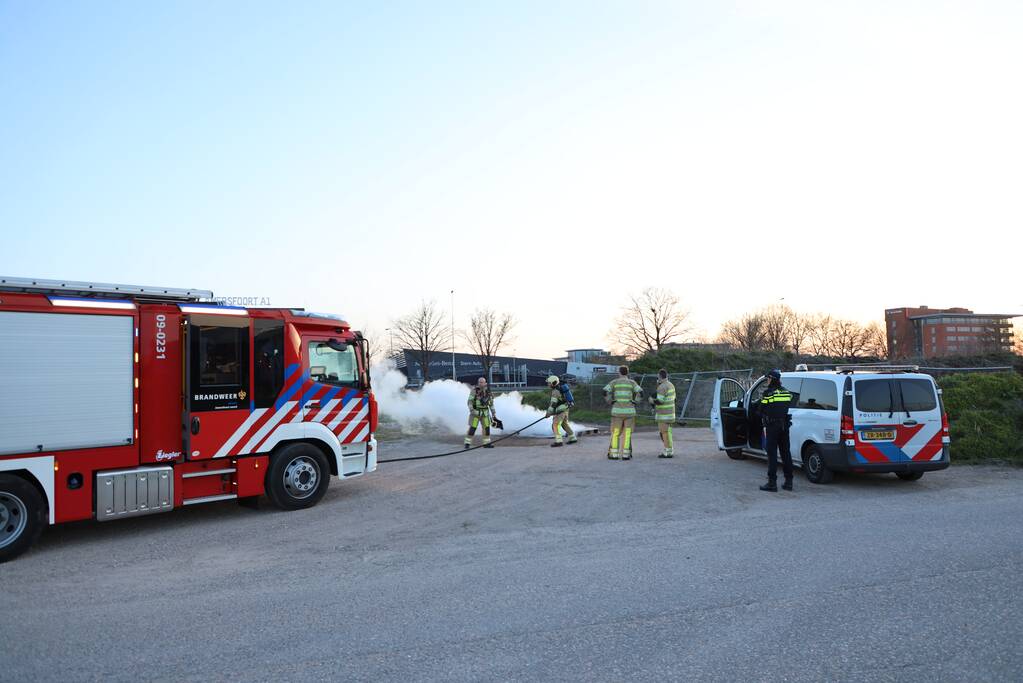 Brandweer blust brandende pallets