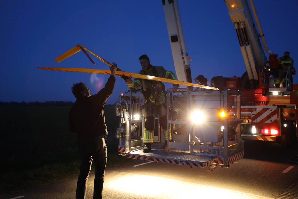 Brandweer haalt vastzittend modelvliegtuig uit boom