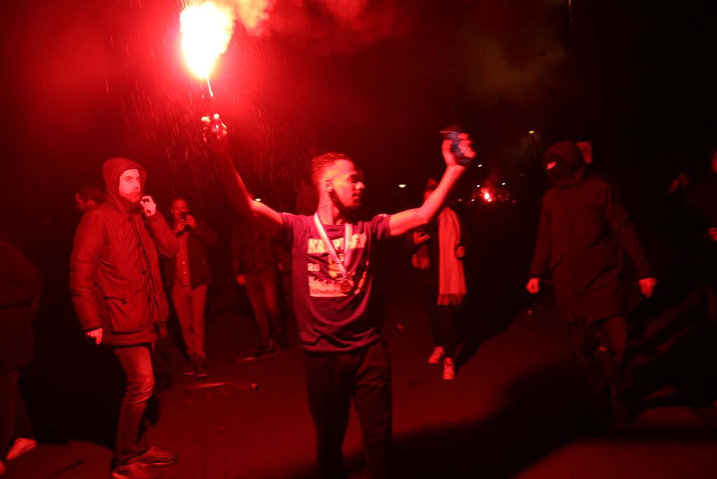 Zeker tweehonderd fans onthalen Cambuur bij stadion