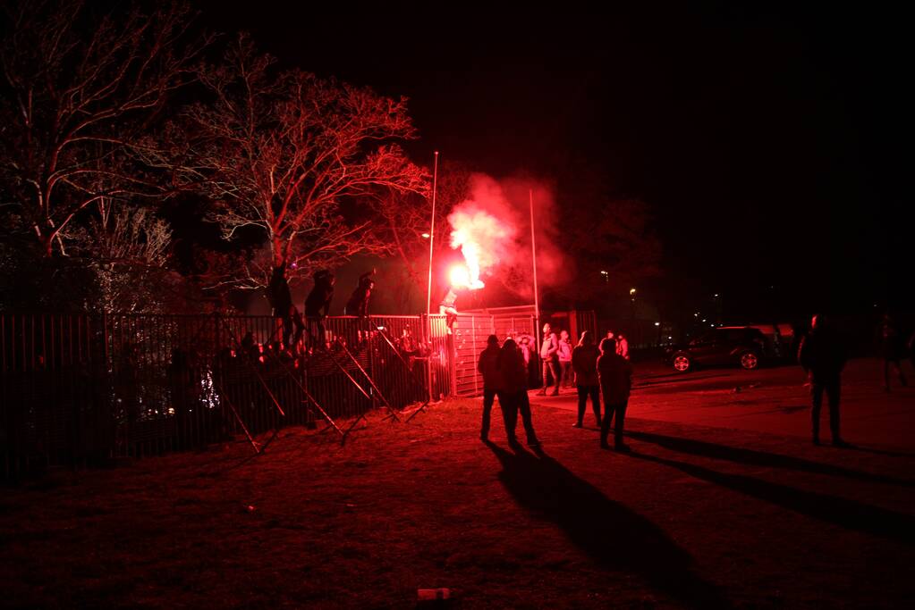 Zeker tweehonderd fans onthalen Cambuur bij stadion