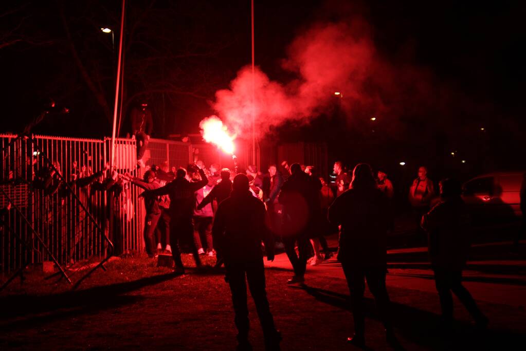 Zeker tweehonderd fans onthalen Cambuur bij stadion