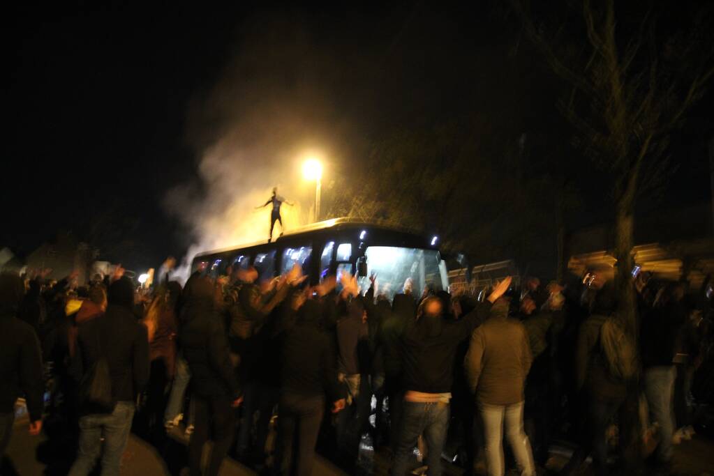 Zeker tweehonderd fans onthalen Cambuur bij stadion