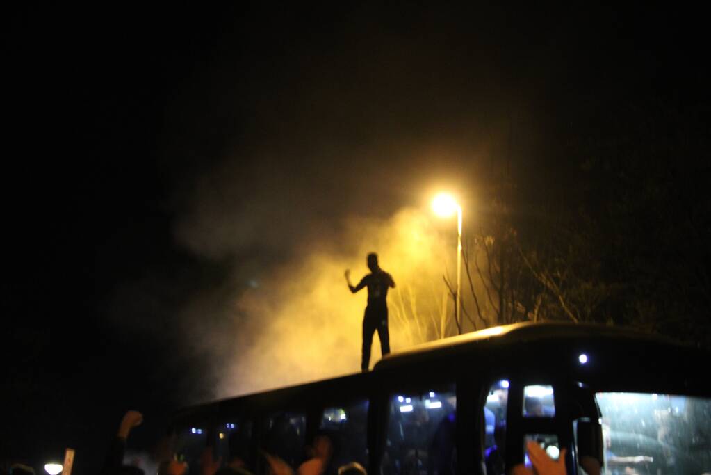 Zeker tweehonderd fans onthalen Cambuur bij stadion