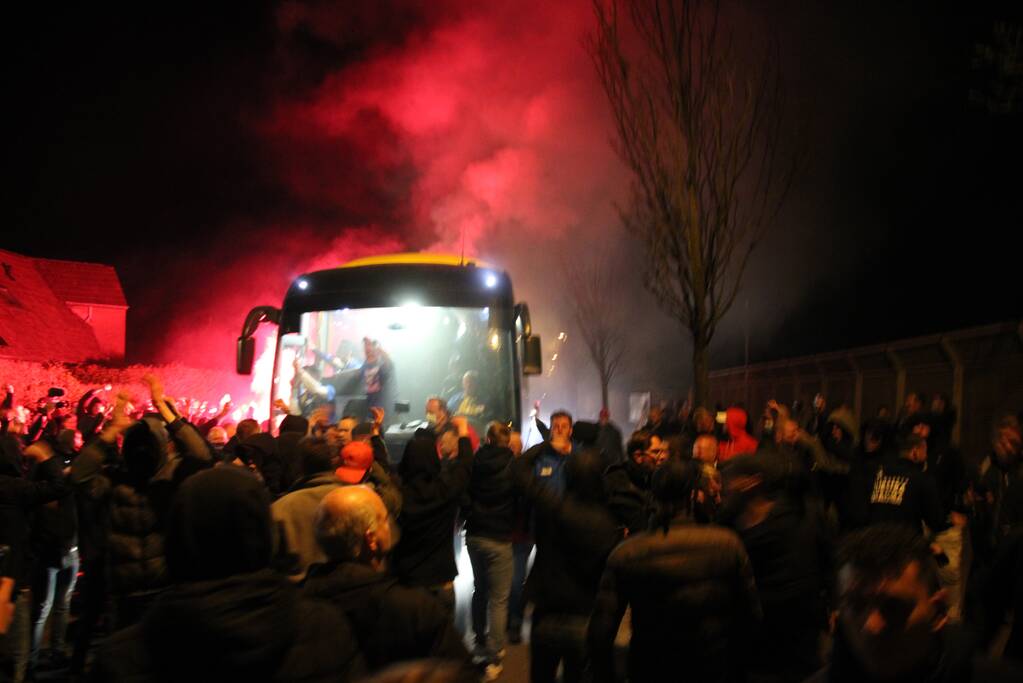 Zeker tweehonderd fans onthalen Cambuur bij stadion