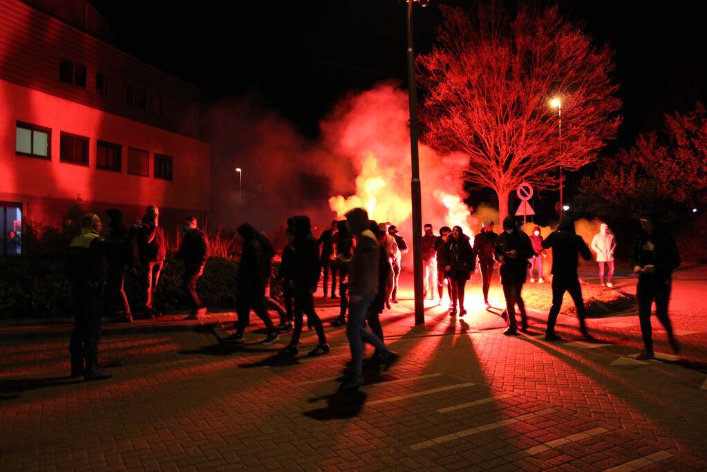 Zeker tweehonderd fans onthalen Cambuur bij stadion