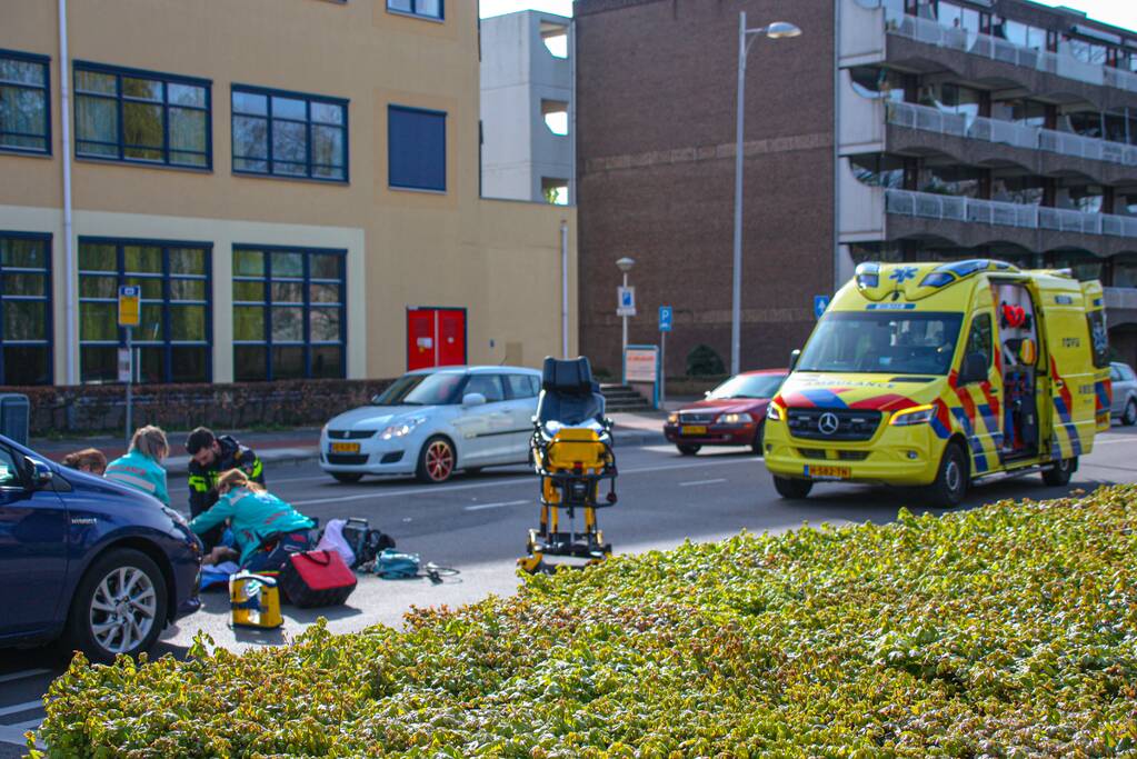 Overstekende fietser geschept door auto