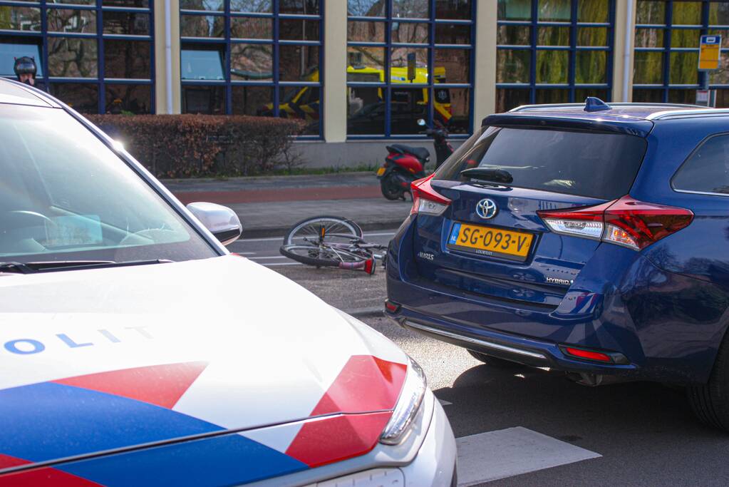 Overstekende fietser geschept door auto