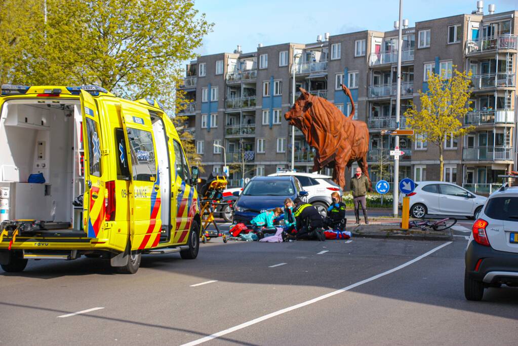 Overstekende fietser geschept door auto
