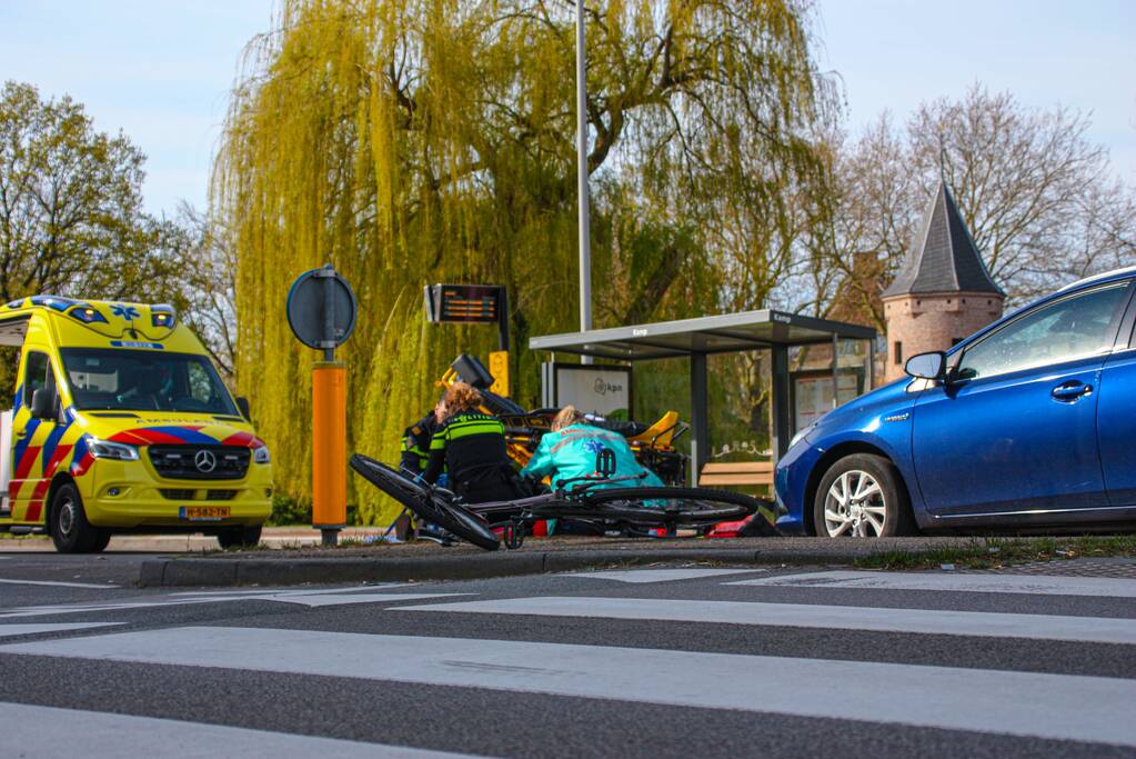 Overstekende fietser geschept door auto