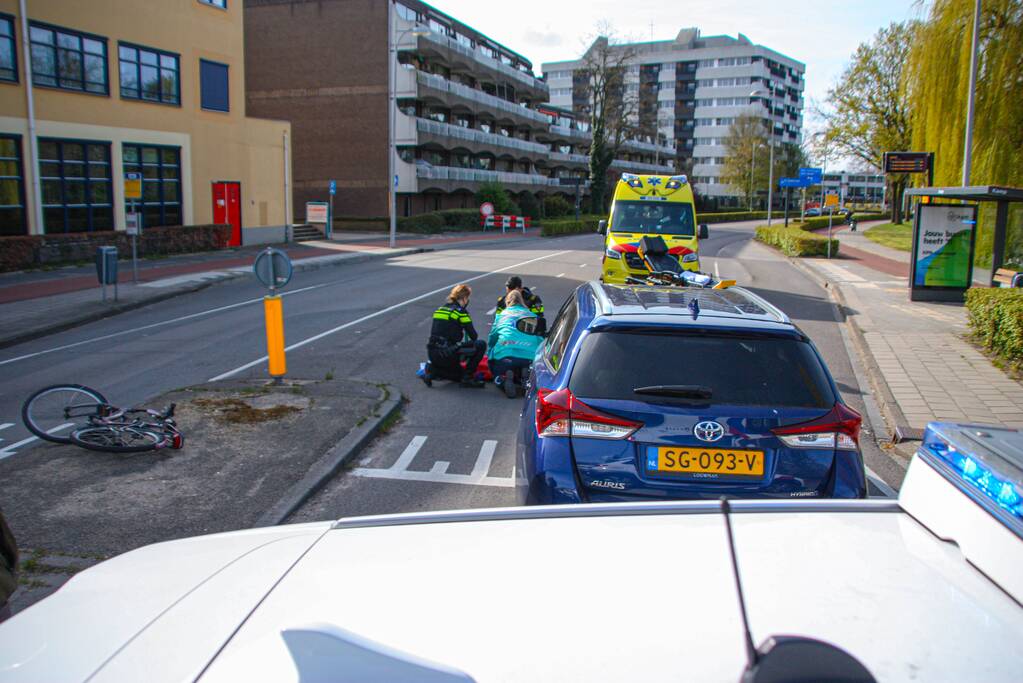 Overstekende fietser geschept door auto