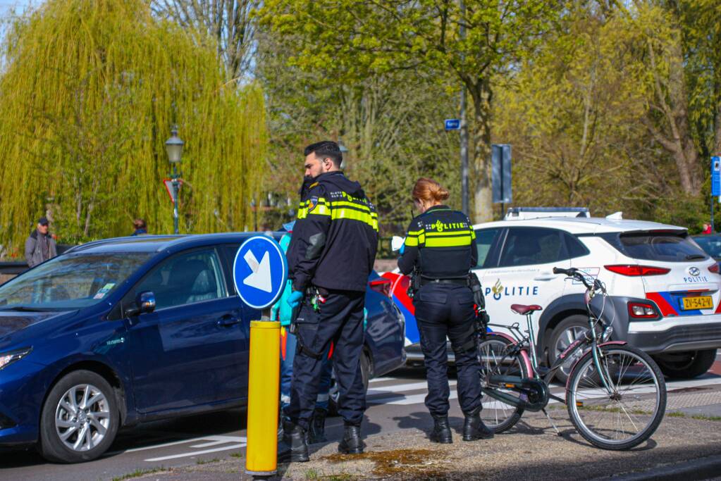 Overstekende fietser geschept door auto