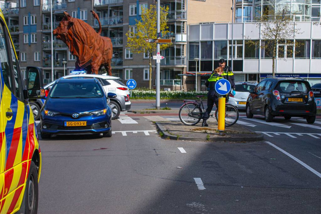 Overstekende fietser geschept door auto