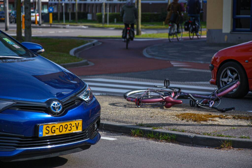 Overstekende fietser geschept door auto