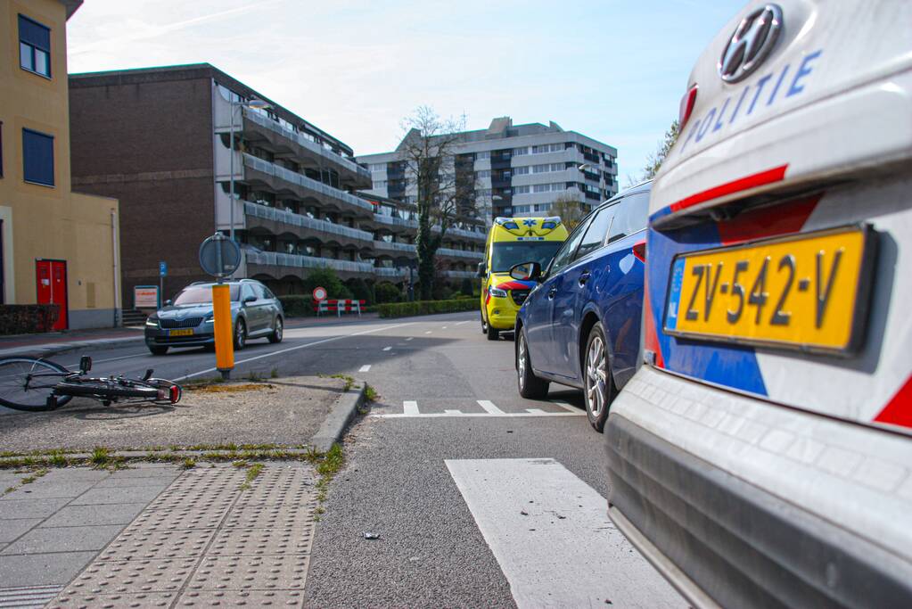 Overstekende fietser geschept door auto