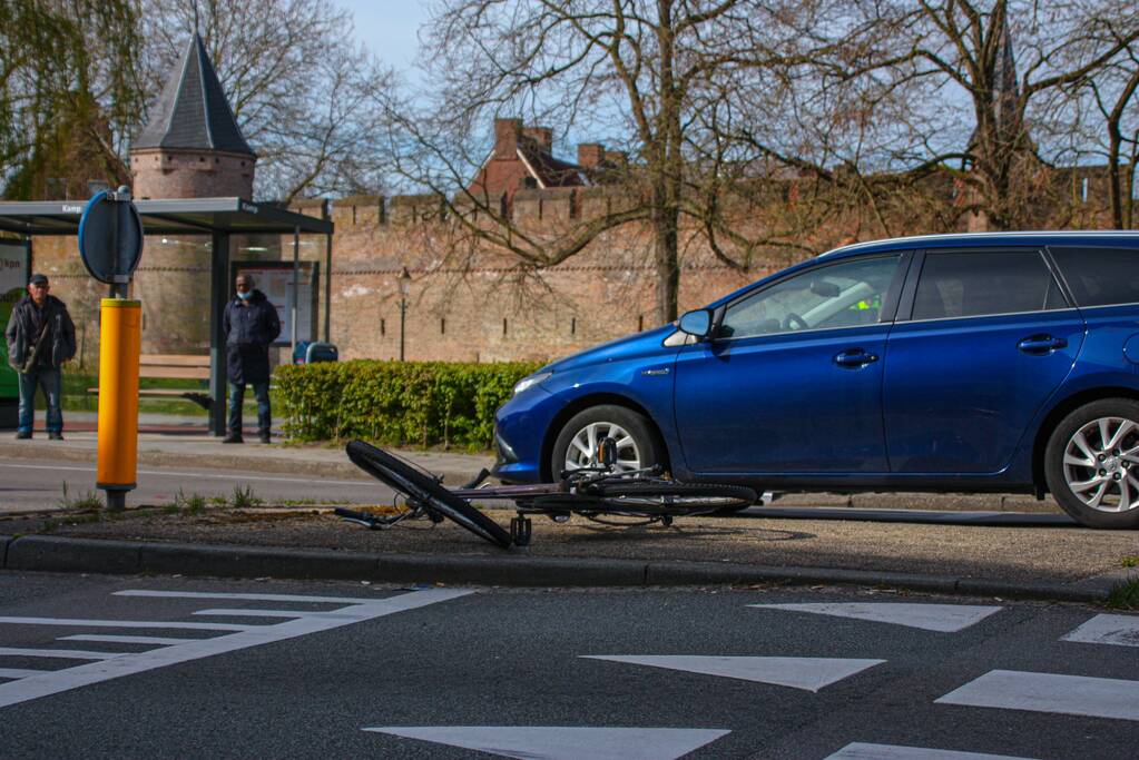 Overstekende fietser geschept door auto