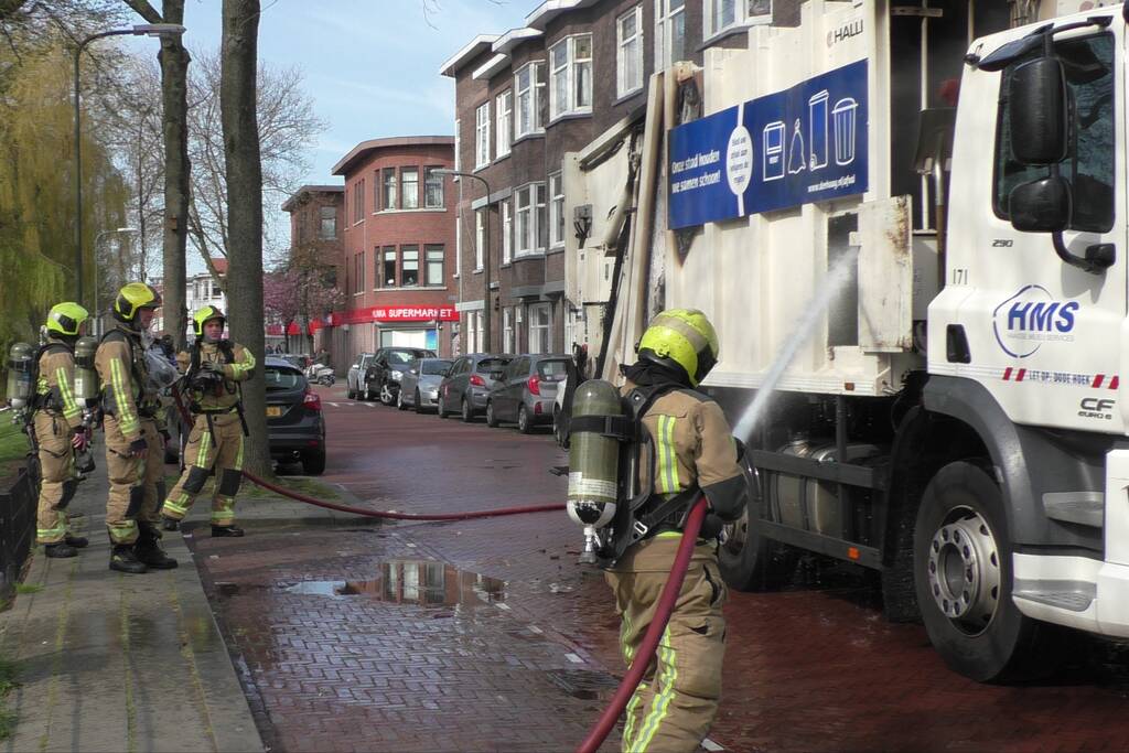 Lading van vuilniswagen vat vlam