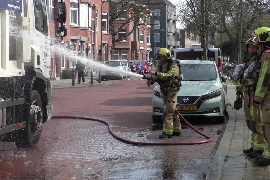 Lading van vuilniswagen vat vlam