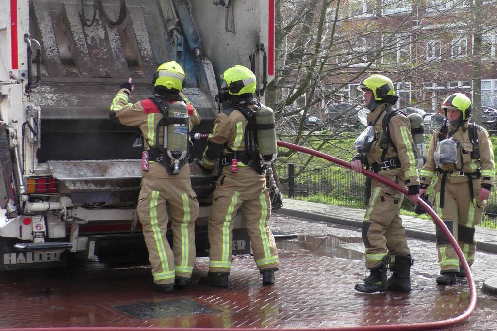 Lading van vuilniswagen vat vlam