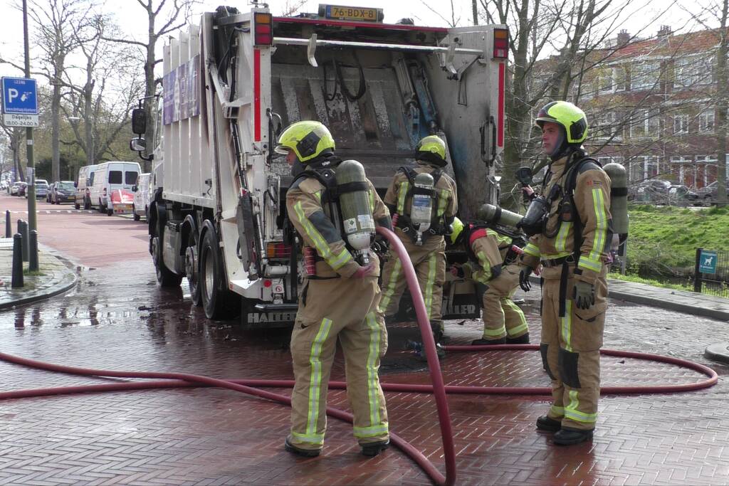 Lading van vuilniswagen vat vlam