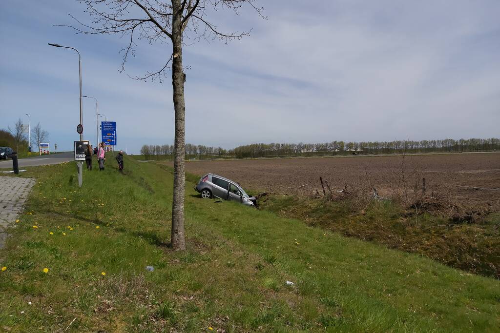 Auto vliegt uit de bocht de sloot in
