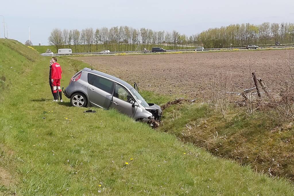 Auto vliegt uit de bocht de sloot in