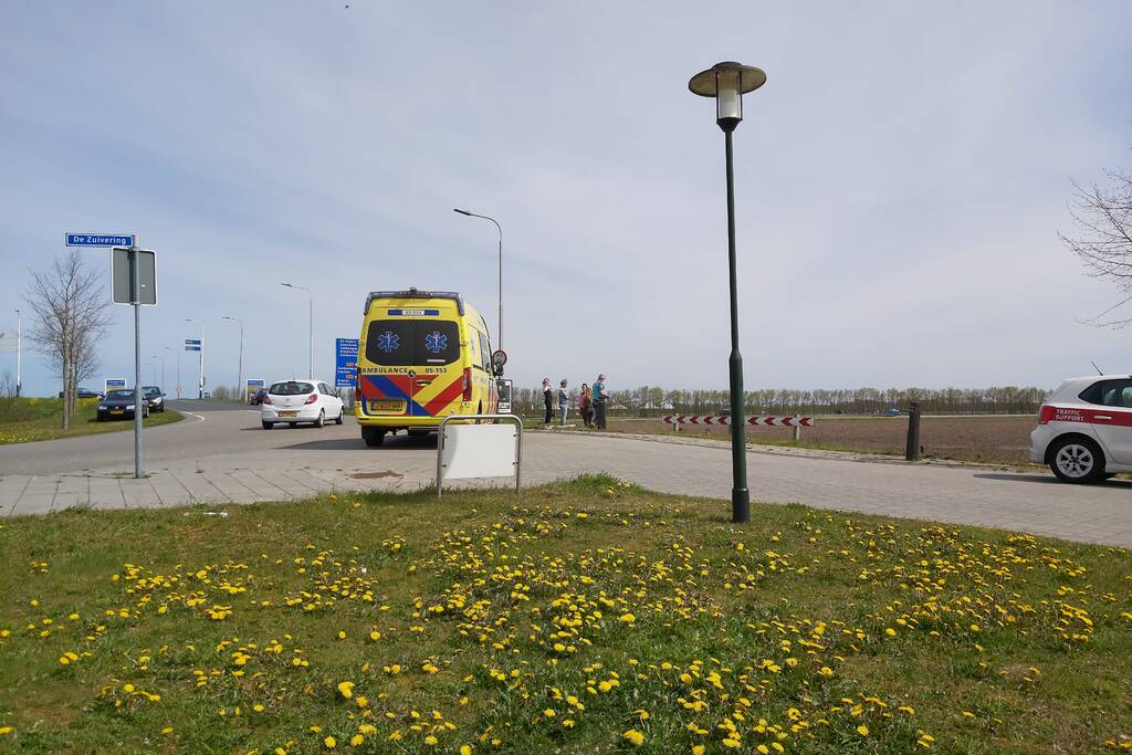 Auto vliegt uit de bocht de sloot in