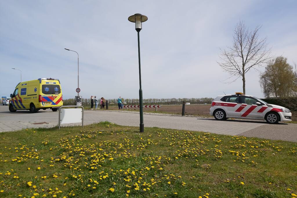 Auto vliegt uit de bocht de sloot in