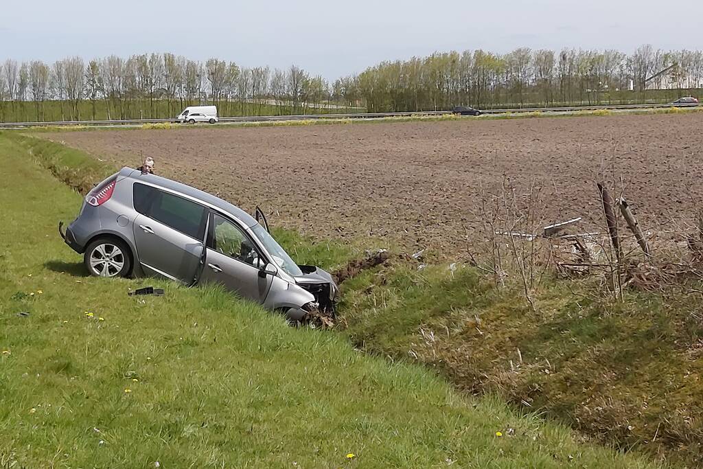 Auto vliegt uit de bocht de sloot in