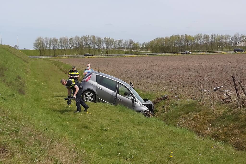 Auto vliegt uit de bocht de sloot in