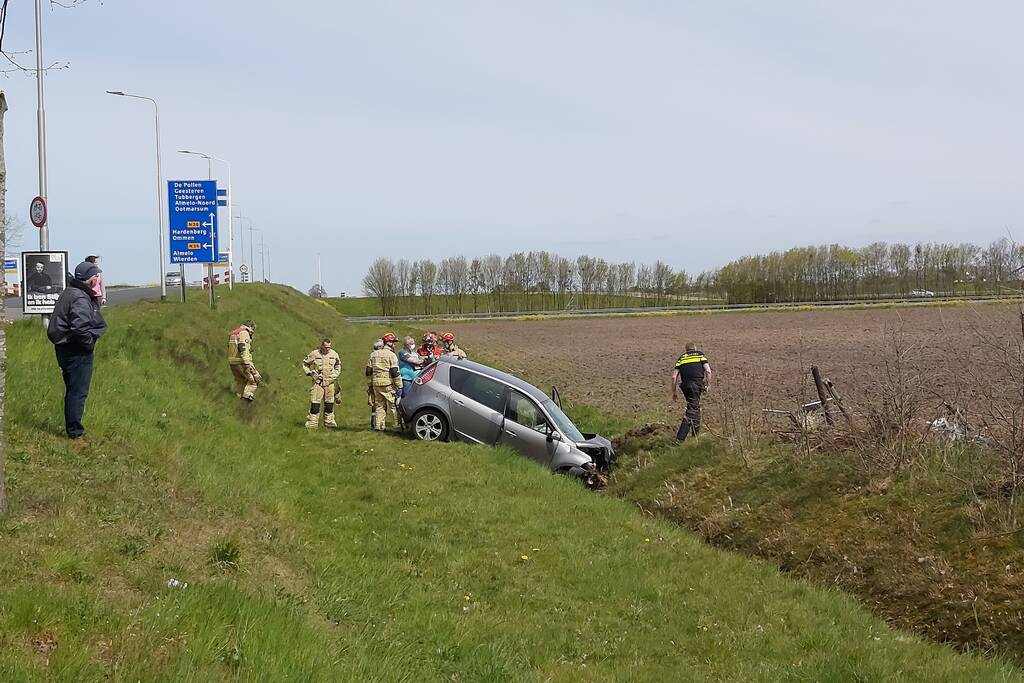 Auto vliegt uit de bocht de sloot in