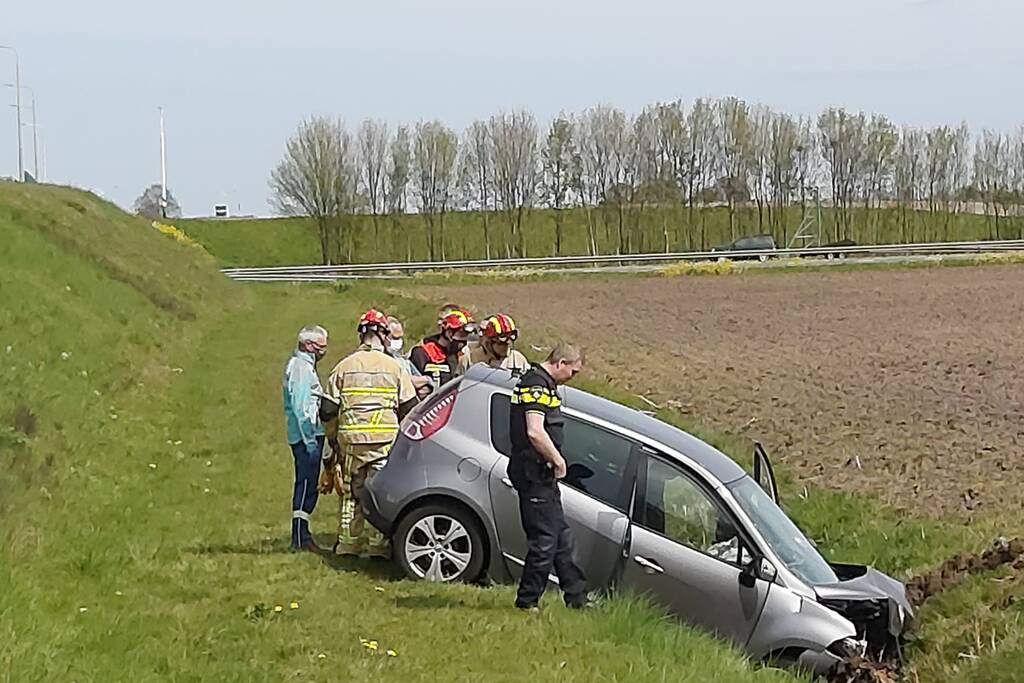 Auto vliegt uit de bocht de sloot in