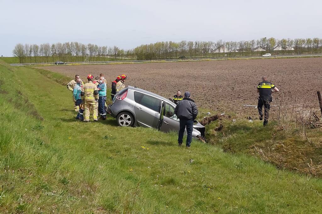 Auto vliegt uit de bocht de sloot in