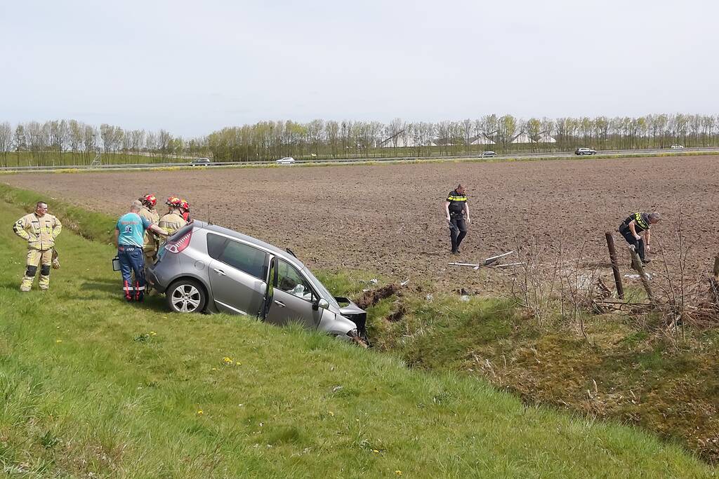Auto vliegt uit de bocht de sloot in